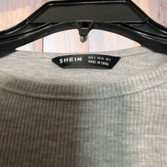 Shein Grey Ribbed Short Sleeve Crop Top Size Small - Picture 5 of 8